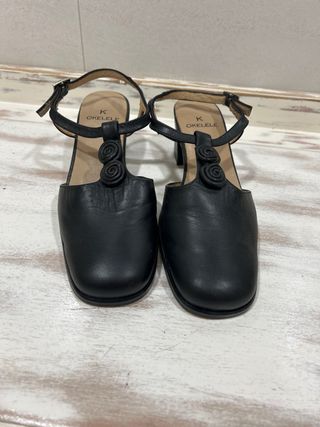 Zapatos negros de tacón con flores