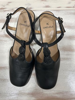 Zapatos negros de tacón con flores