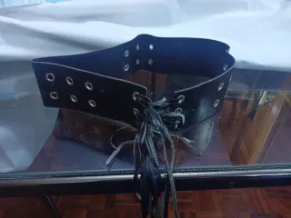 Cinturón ancho con ojales y cordones