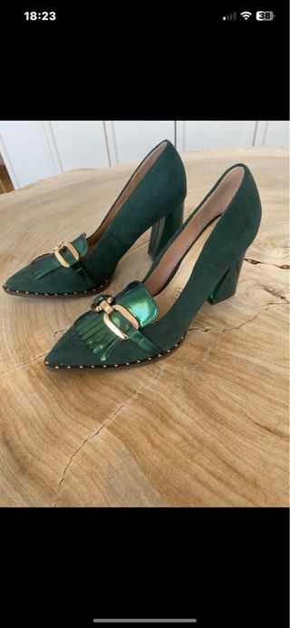 Zapatos de salón verdes con detalle dorado