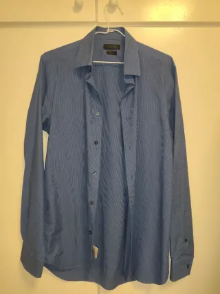 2 camisas Kalvin Klein y una Desigual.