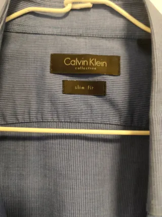 2 camisas Kalvin Klein y una Desigual.