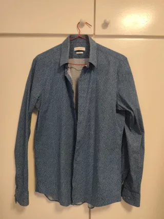 2 camisas Kalvin Klein y una Desigual.