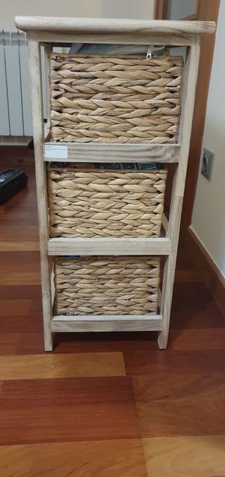 Mueble de madera y mimbre