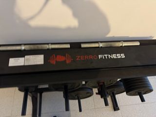 Banco de pesas y discos