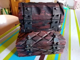 Coppia di bauli in legno e metallo vintage