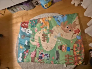 Alfombra de juegos para bebé con conejitos