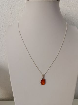 Colgante ámbar para niña.