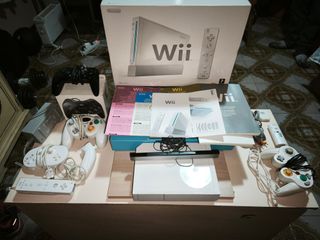 Nintendo Wii blanca en caja + mandos extra
