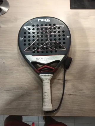 Pala Nox AT10 12K con una grieta