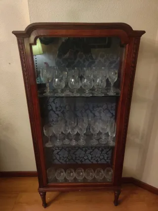 Vitrina de madera con cristalería