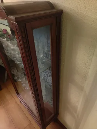 Vitrina de madera con cristalería