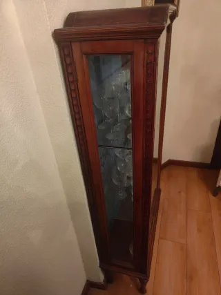 Vitrina de madera con cristalería