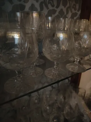 Vitrina de madera con cristalería