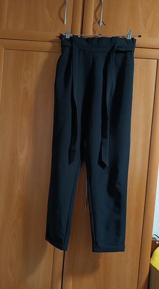Pantalón negro tiro alto recto