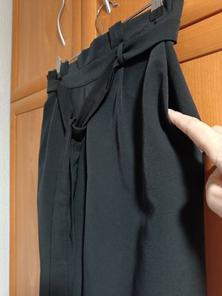 Pantalón negro tiro alto recto