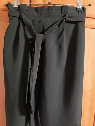 Pantalón negro tiro alto recto