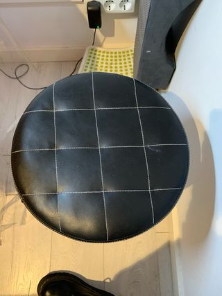 Silla auxiliar negra con base metálica con ruedas