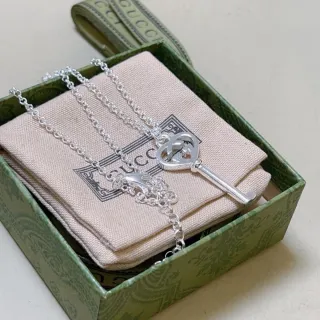 Collar Gucci Corazón Llave Plata