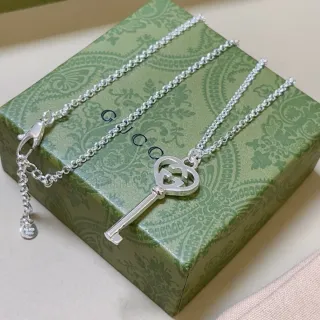 Collar Gucci Corazón Llave Plata