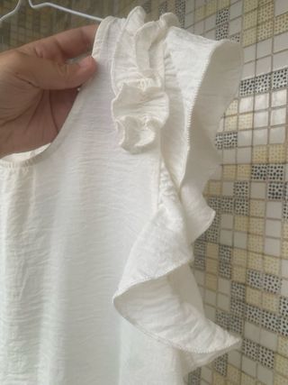 Camisa blanca con volantes