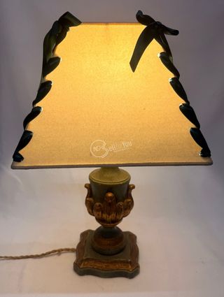 Lampada da tavolo in legno decorata