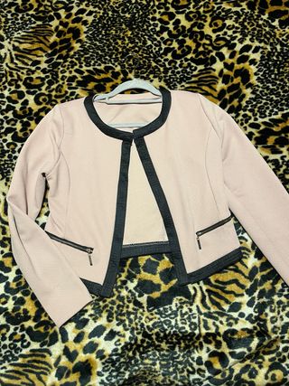 Chaqueta rosa con ribete negro