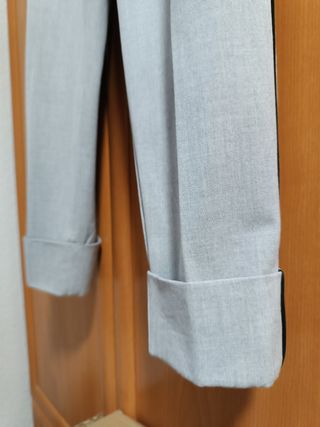 Pantalón gris tiro alto con vueltas