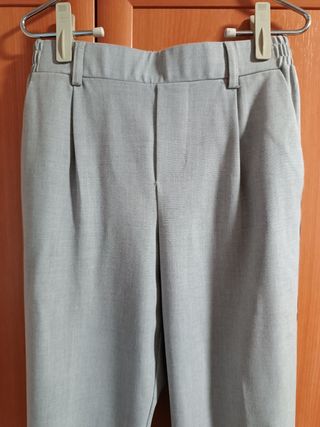 Pantalón gris tiro alto con vueltas