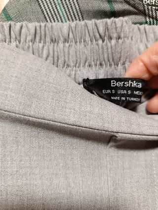 Pantalón gris tiro alto con vueltas