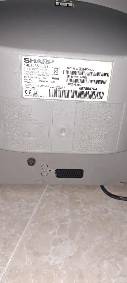Televisor Sharp pequeño