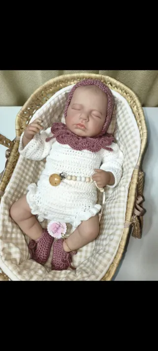 Muñeca Reborn con ropita tejida
