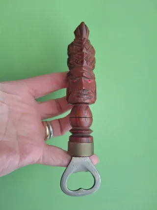 Apribottiglie vintage in legno scolpito