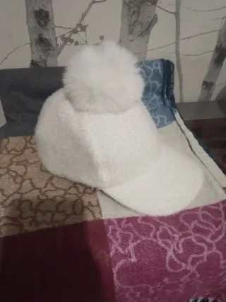 Gorra blanca con pompón