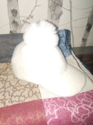 Gorra blanca con pompón