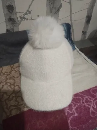 Gorra blanca con pompón