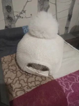 Gorra blanca con pompón