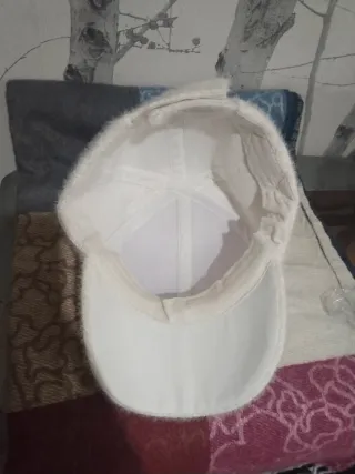 Gorra blanca con pompón
