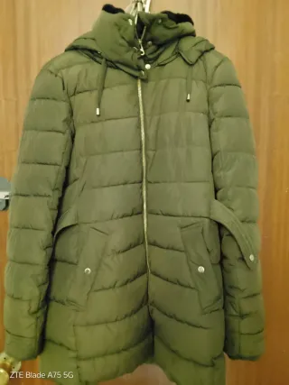 Chaquetón verde oliva acolchado con capucha