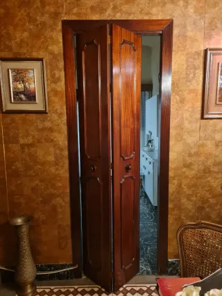 Puerta doble de madera