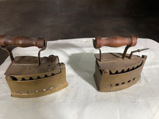 Ferri da stiro antichi in ottone piccole