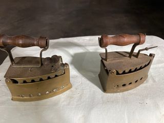Ferri da stiro antichi in ottone piccole