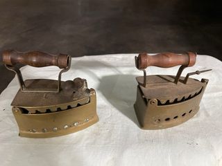 Ferri da stiro antichi in ottone piccole