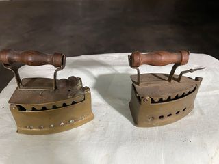 Ferri da stiro antichi in ottone piccole