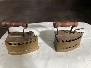 Ferri da stiro antichi in ottone piccole