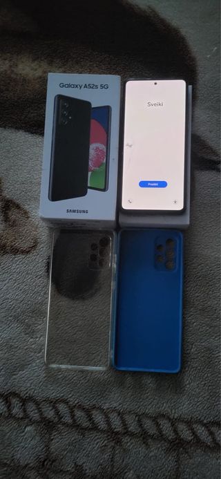 Samsung Galaxy A52s 5G con dettaglio schermo