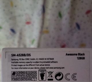 Samsung Galaxy A52s 5G con dettaglio schermo