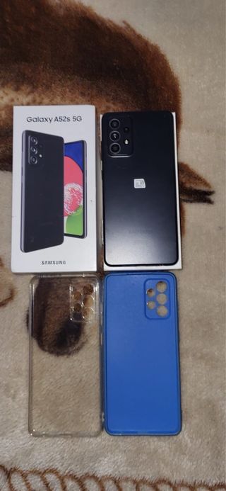 Samsung Galaxy A52s 5G con dettaglio schermo