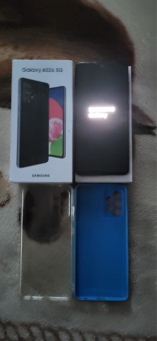 Samsung Galaxy A52s 5G con dettaglio schermo