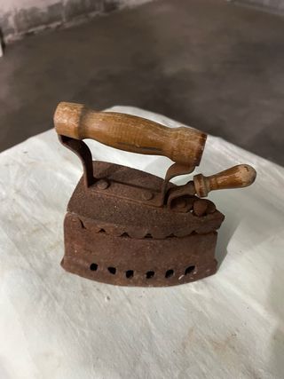 Ferro da stiro antico in ghisa